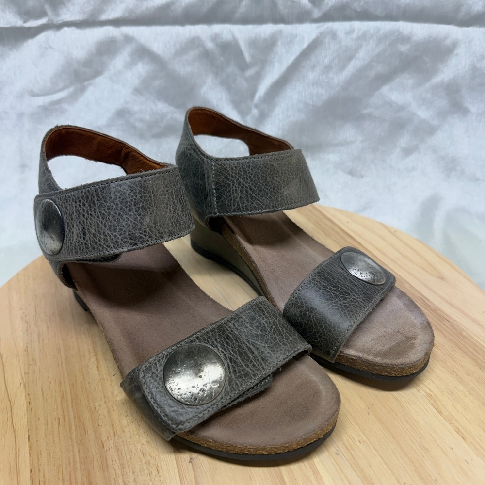 TAOS Carousel 2 Leather Wedge Medallion Sandals 7-7.5